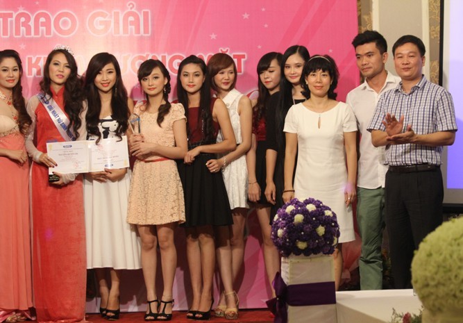 Lãnh đạo báo Giáo dục Việt Nam cùng nhà tài trợ chụp ảnh bên các thí sinh đoạt giải cao tại cuộc thi