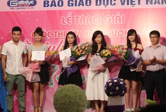 Phó TBT Báo Giáo dục Việt Nam - ông Phan Hồng Sơn lên trao giải cho các thí sinh