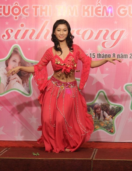 Tiết mục múa Belly dance vô cùng nóng bỏng do bạn Nữ sinh tài năng Phạm Thị Quỳnh Nga biểu diễn.