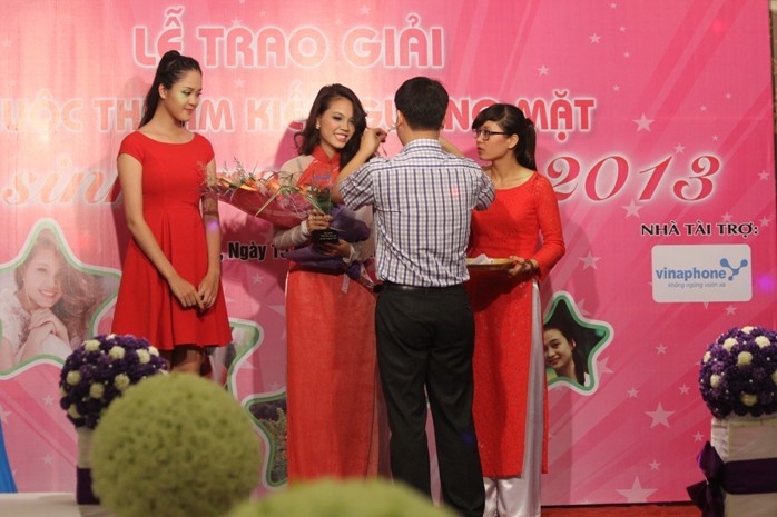 Nhà báo Nguyễn Tiến Bình - TBT báo Giáo dục Việt Nam và Á hậu Hoàng Anh lên trao giải, tặng hoa cho nữ sinh đạt giải nhất Nguyễn Huyền My, sinh viên ĐH Khoa học Xã hội và Nhân văn