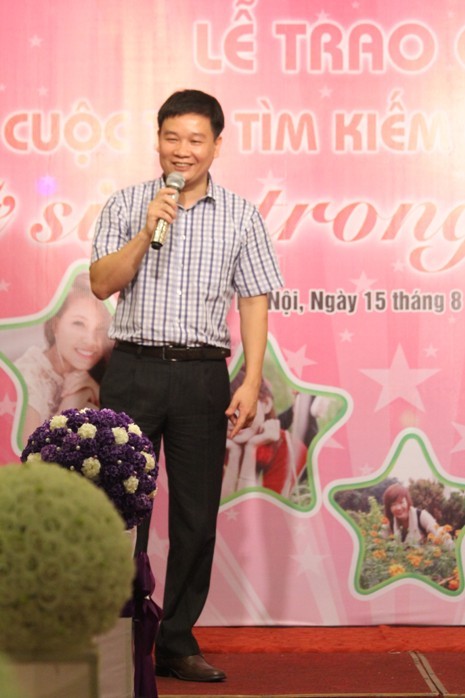 Nhà báo Nguyễn Tiến Bình - TBT báo Giáo dục Việt Nam lên phát biểu khai mạc buổi lễ