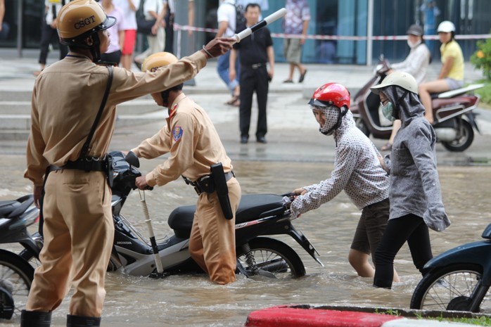 Một hình ảnh đẹp về lực lượng CSGT trong đợt ngập lụt tài Hà Nội được phóng viên chụp lại