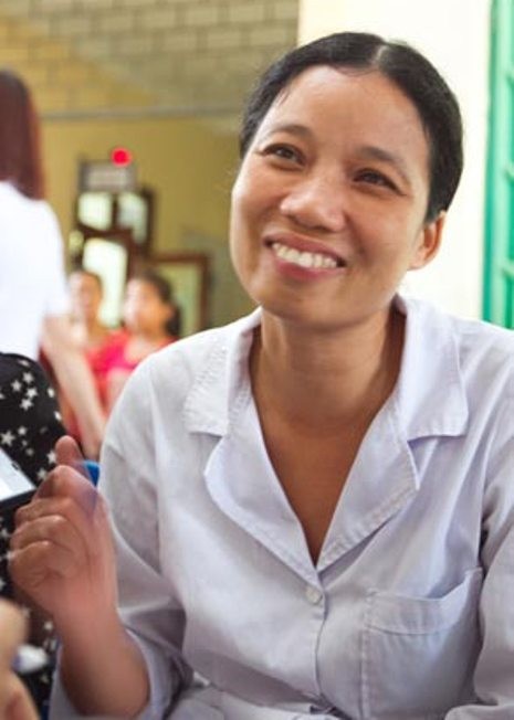 Nụ cười rạng rỡ của chị Oanh trong ngày 3 đồng nghiệp nhận giấy khen của Sở Y tế. (Ảnh Lao Động)