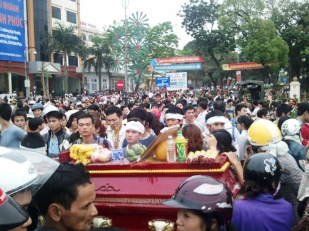 Thân nhân và người dân đưa quan tài nạn nhân Nguyễn Tuấn Anh đi trên đường phố TP Vĩnh Yên ngày 17-3