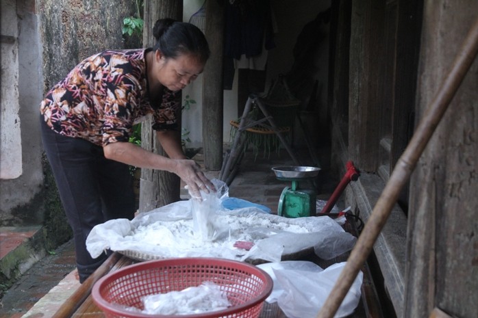 Ngoài nghề chính là làm nông nghiệp, nhiều gia đình ở làng cổ Đường Lâm vẫn làm thêm một số loại bánh kẹo mang đặc trưng của địa phương để bán cho khách du lịch (Ảnh: Viết Cường)