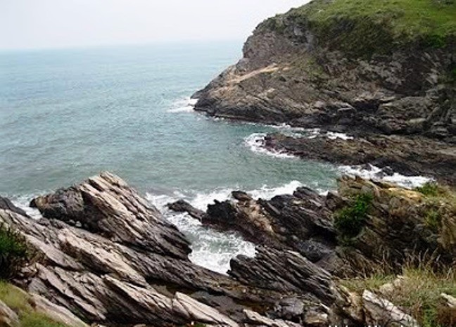 Các bãi đá tạo thành những hình hài gai góc nhìn ra biển Đông.