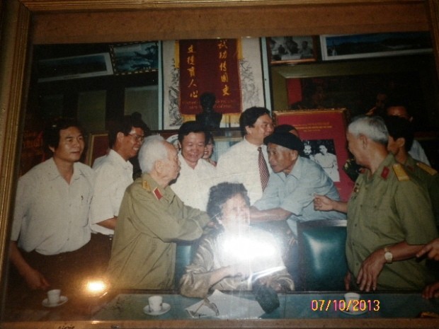 Ông Lò Văn Bóng - bố của Bí thư xã Lò Văn Biên (đội mũ đen đang bắt tay với Đại tướng). Ông Bóng trước đây là người liên lạc cho Sở chỉ huy chiến dịch Điện Biên Phủ với Ủy ban kháng chiến lâm thời tỉnh Lai Châu.