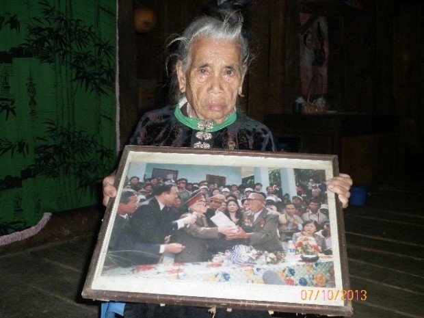 Bà Lò Thị Lanh, mẹ của Bí thư xã Mường Phăng Lò Văn Biên rưng rưng nước mắt, cầm chặt bức ảnh Đại tướng Võ Nguyên Giáp khi Đại tướng về thăm lại chiến trường xưa.