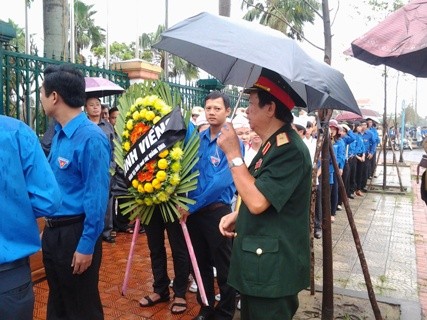 Sáng nay, Quảng Bình mưa tầm tã. Tuy nhiên, từ sáng sớm hàng nghìn người dân đã đứng dưới mưa, đợi được vào viếng Đại tướng tại UBND tỉnh Quảng Bình.