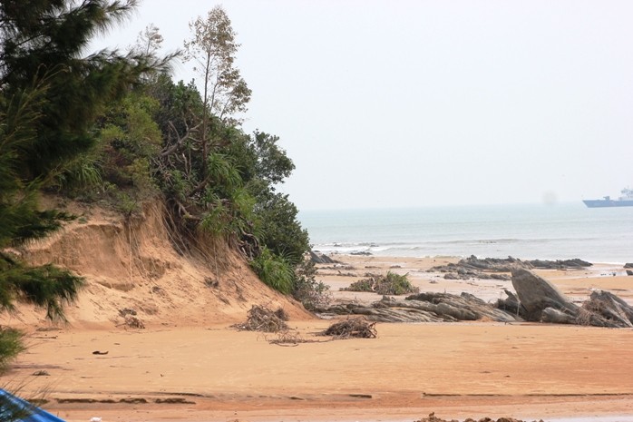 Khung cảnh hoang sơ với bãi cát vàng kết hợp với đá tạo nên một bức tranh bình yên mang tên Vũng Chùa