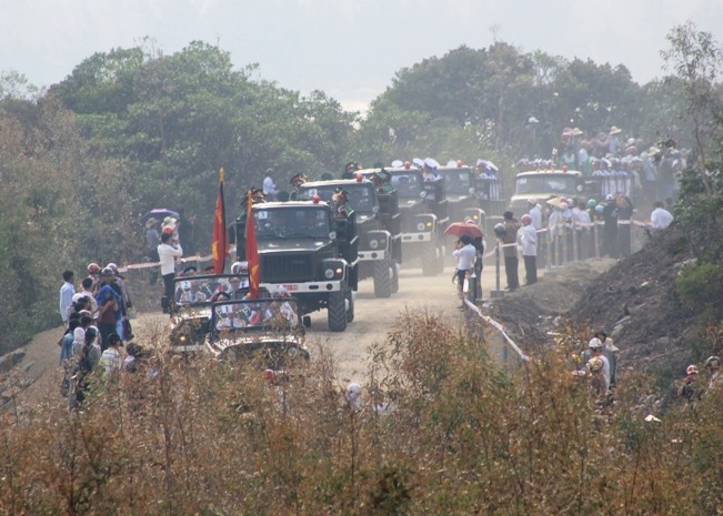 Khoảng hơn 3h chiều, đoàn xe đón linh cữu Đại tướng đã về đến Vũng Chùa và đang tiến dần đến khu vực làm lễ an táng