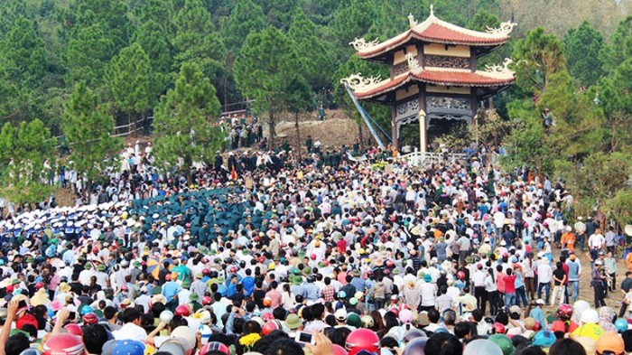 Hàng chục nghìn người tựu về khu vực tháp chuông, Vũng Chùa vĩnh biệt Đại tướng (Ảnh Tuổi Trẻ)