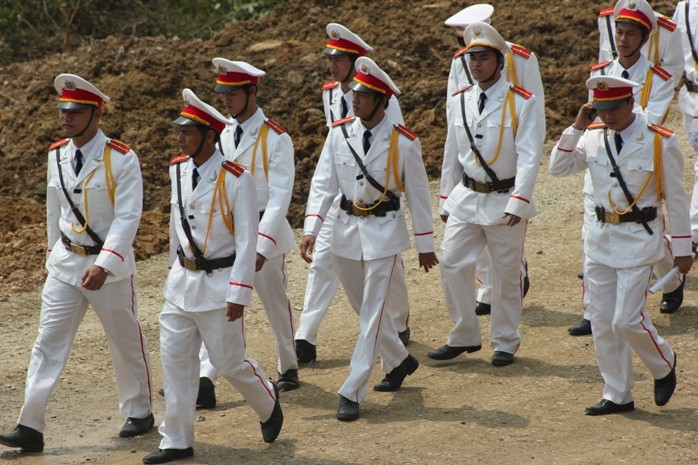 Đoàn quân nhân tiến vào khu vực để chuẩn bị cho việc an táng Đại tướng