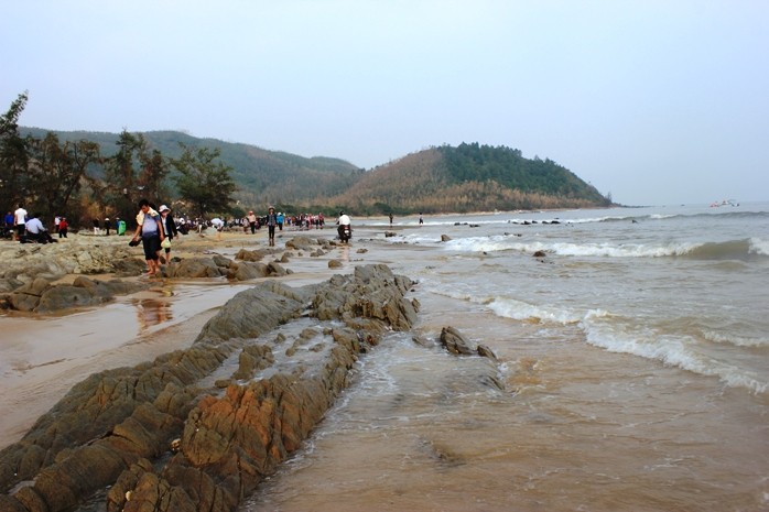 Vũng Chùa là một trong những thắng cảnh đẹp nằm trong vịnh Hòn La
