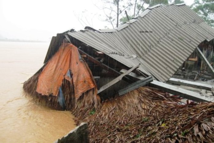 Nhiều nhà dân tại tỉnh Hà Tĩnh đã bị nước lũ xô đổ và cuốn trôi (ảnh QM)