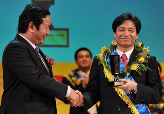 Giải Sao Khuê duy nhất năm 2010 dành cho cá nhân được trao cho TS Vũ Đức Đam. Ngày đó ông Đam đang là Ủy viên dự khuyết Trung ương Đảng, Bí thư Tỉnh ủy, Chủ tịch Ủy ban Nhân dân tỉnh Quảng Ninh.