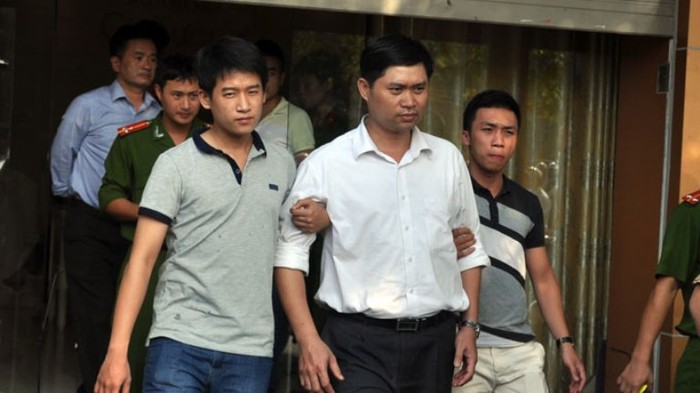 Giám đốc Thẩm mỹ viện Cát Tường, Thạc sỹ, Bác sỹ Nguyễn Mạnh Tường (ở giữa) hiện đang công tác tại bệnh viện Bạch Mai đã bị bắt vì làm chết người sau đó mang xác ném xuống sông Hồng (Ảnh Tuổi Trẻ)