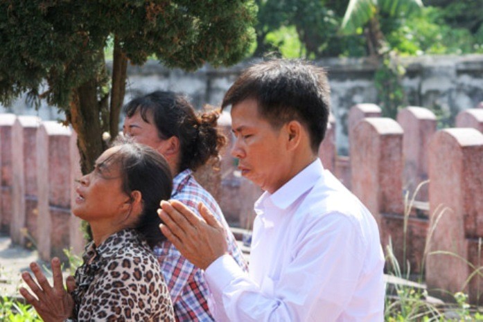 Ông Chấn ra mộ thắp hương cho người bố của mình là liệt sỹ Nguyễn Hữu Phan tại nghĩa trang