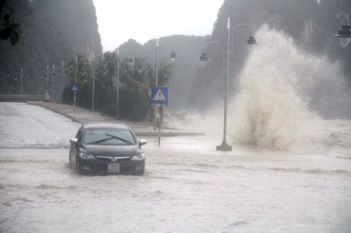 Các trận sóng lớn táp vào bờ dữ dội tại biển của thành phố Hạ Long - Quảng Ninh