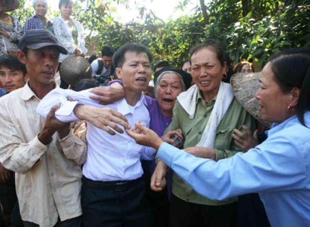 Ông Nguyễn Thanh Chấn trong vòng tay người thân sau khi được trả tự do