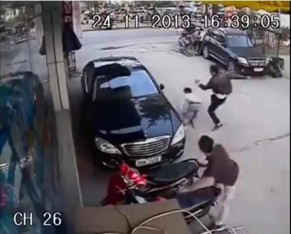 Hình ảnh nhóm người đánh đập dã man một nam thanh niên ngay trên phố khi người này không có khả năng kháng cự đang gây phẫn nộ trong dư luận. (Ảnh cắt ra từ clip)