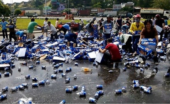 Một cảnh tượng đáng xấu hổ cho những người đang lom khom lấy từng lon bia rơi