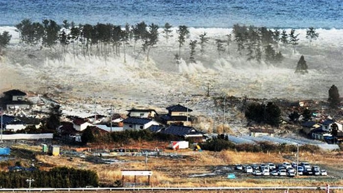 Sóng thần quét qua Fukushima, đây là nguyên nhân chính dẫn đến "thảm họa" nổ nhà máy điện hạt nhân, rò rỉ phóng xạ tại Nhật Bản năm 2011. Ảnh: Kyodo