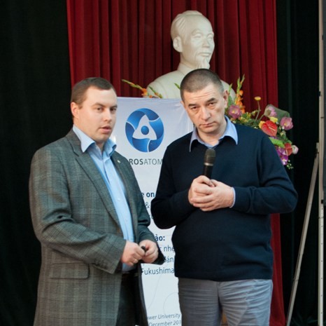 Tiến sĩ Alexander Khrobostov (Bên trái)