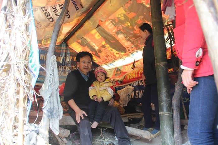 "Có lẽ hình ảnh căn lều của sáu đứa trẻ con ở Lũng Luông là hình ảnh ám ảnh nhất trong năm 2013 này đối với mình" - Trần Đăng Tuấn