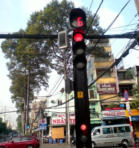 Dừng đèn đỏ ở Hà Nội người dân sẽ được nghe luật giao thông