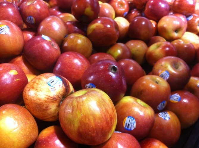 Khách hàng dễ dàng phát hiện táo hỏng để lẫn cùng các quả táo khác.