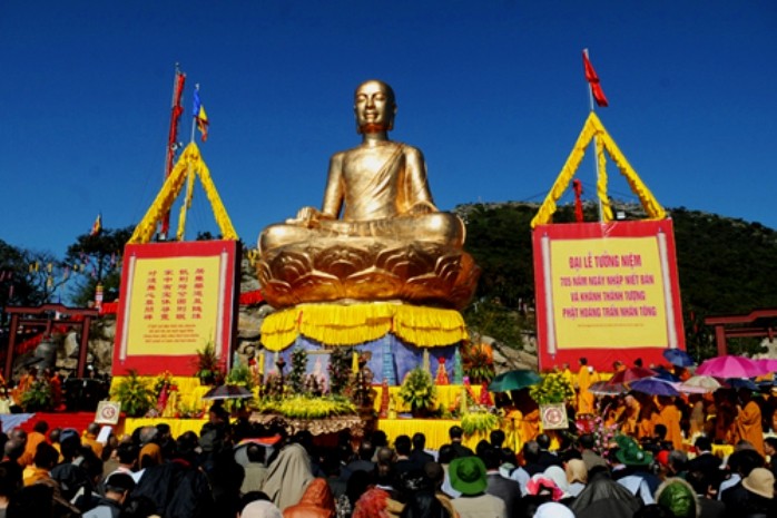 Tượng Phật hoàng Trần Nhân Tông, một điểm nhấn của lễ hội xuân Yên Tử 2014 (Ảnh Vnexpress)