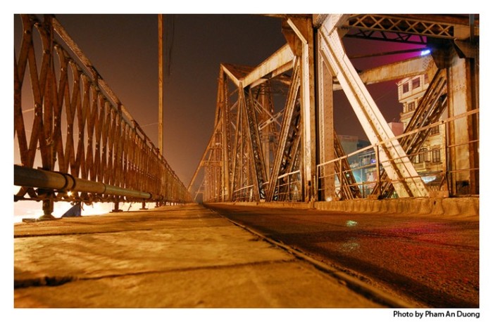 Cầu Long Biên về đêm (Ảnh: Phạm An Dương)