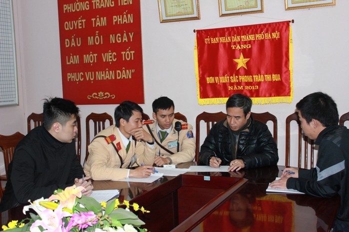 Trung úy Tùng và Thượng sỹ Hợp làm thủ tục bàn giao tên cướp cho Công an phường Tràng Tiền