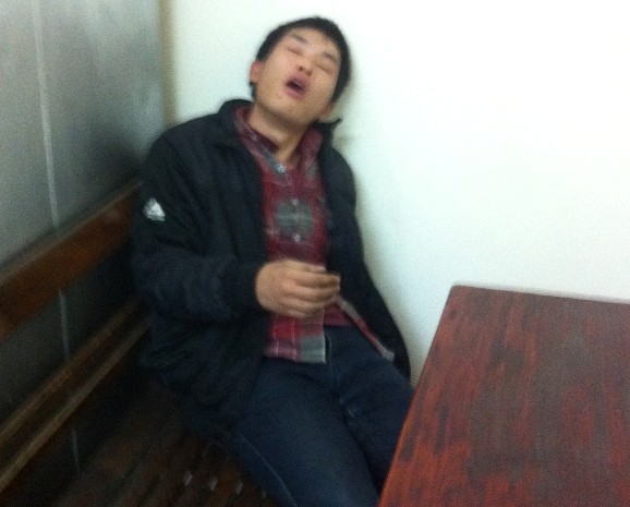 Đối tượng Phạm Văn Công đang lên cơn nghiện, ngồi vật vã trong trụ sở công an