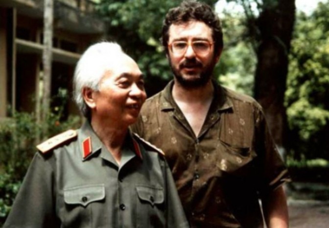 Đại tướng Võ Nguyên Giáp và đạo diễn Daniel Roussel tại Hà Nội năm 1991 (Ảnh: VOV)