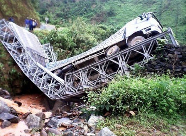 Năm ngoái tại Lai Châu, cây cầu Sắt 78 này cũng bị sập vì quá tải (?)