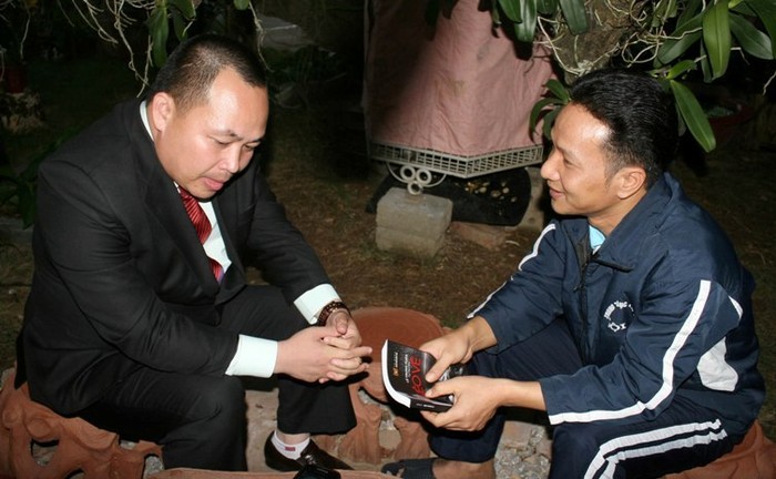 Ông Lê Trung Tuấn (bên trái) đang trò chuyện với một &quot;người đặc biệt&quot; tại một trung tâm cai nghiện