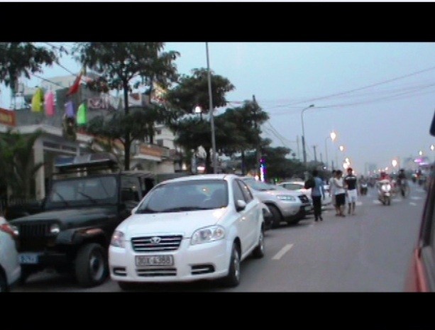 Ô tô đỗ chật một đoạn đường trên quốc lộ 32 &quot;nhân dịp&quot; ra mắt Công an phường Minh Khai, quận Bắc Từ Liêm