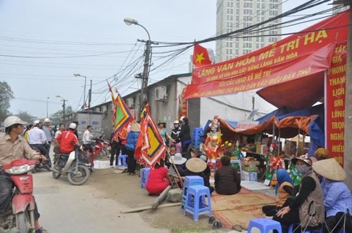 Người dân phường Mễ Trì tập trung gần cổng UB phường để đòi đất