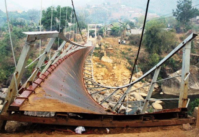 Cầu Chu Va 6 sau khi bị sập làm 8 người chết, 38 người bị thương