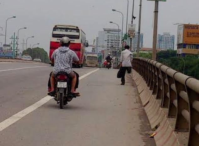 Sau thời gian hoạt động tại đường Nam Thăng Long, mới đây người đàn ông này đã chuyển vào trung tâm Hà Nội để &quot;tác nghiệp&quot;