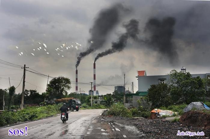 Những chùm khói đen tỏa ra từ cột xả khí thải của nhà máy nhiệt điện Uông Bí (Ảnh: Ngọc Anh)