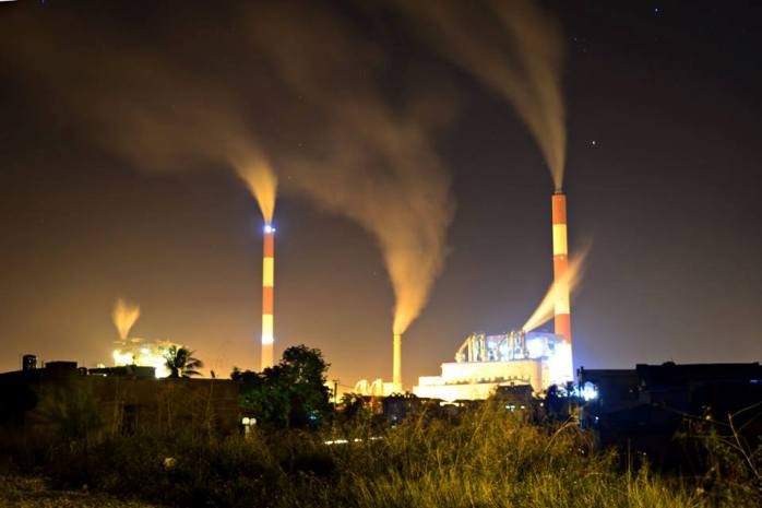 Hình ảnh khói thải xả ra vào ban đêm tại nhà máy điện Uông Bí (Ảnh: Vũ Nhuận)