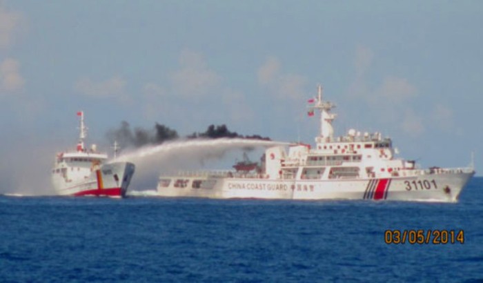 Tàu Trung Quốc dùng vòi rồng phun nước tấn công tàu Việt Nam