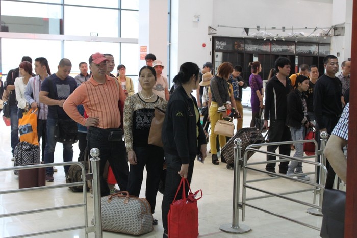 Khách du lịch Trung Quốc đang làm thủ tục nhập cảnh vào Việt Nam, ảnh chụp ngày 19/5/2014. Ảnh ĐB