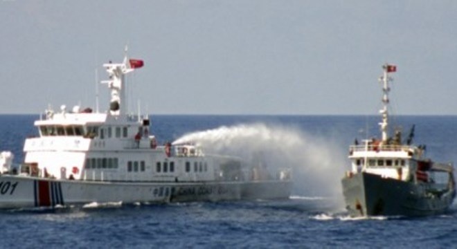 Tàu Trung Quốc dùng vòi rồng công suất cao phun nước vào tàu kiểm ngư của Việt Nam