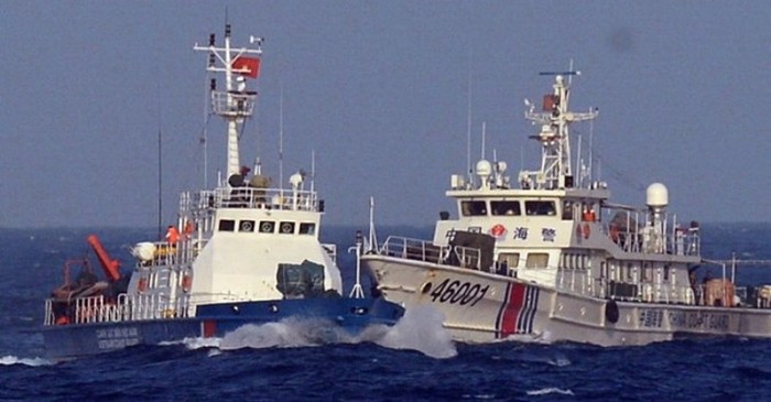 Tàu Trung Quốc liên tiếp tiến lại gần và uy hiếm tàu chấp pháp của Việt Nam. Ảnh: Tuổi trẻ