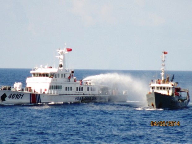 Tàu Trung Quốc (bên trái) dùng vòi rồng tấn công tàu Việt Nam