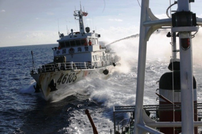 Tàu Trung Quốc hung hăng tấn công tàu chấp pháp của Việt Nam Ảnh: Thanh Niên